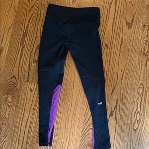 ALO Yoga l Leggings in Black and Purple